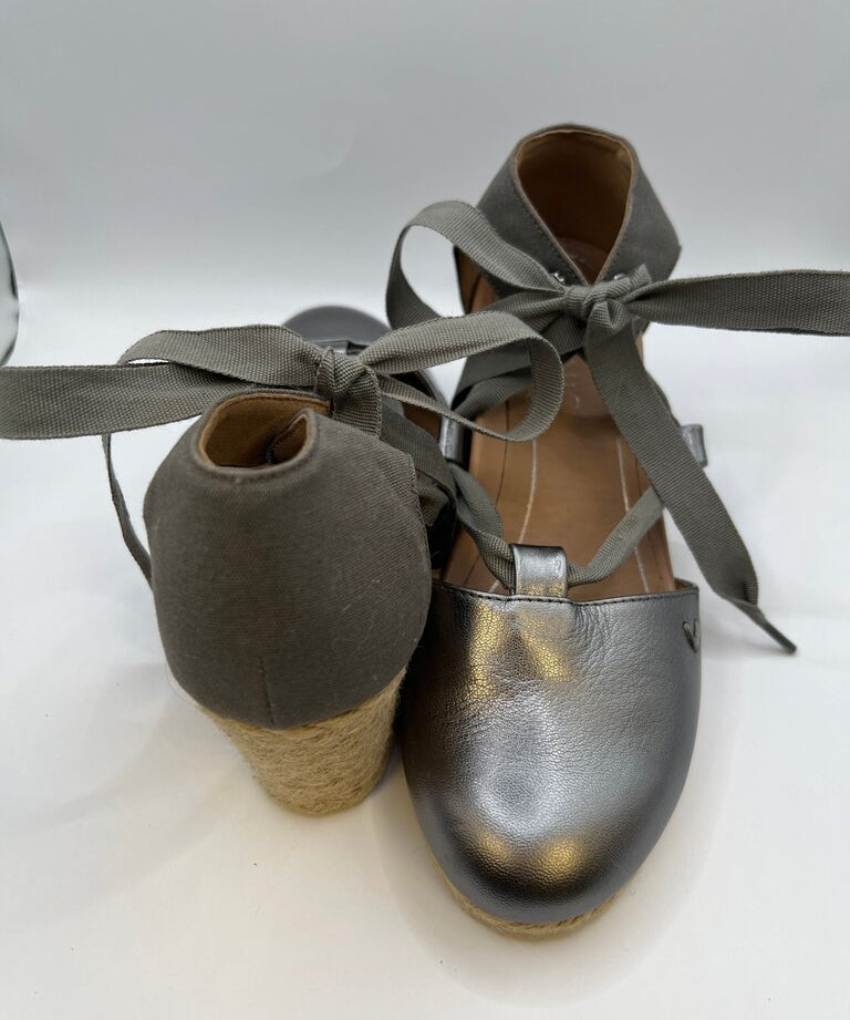Vionic Gray Metallic Strappy Wedged Shoes